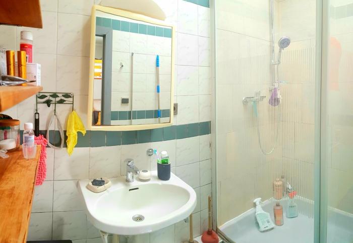La salle de douche apaisante est chauffée et ventilée. Une porte juste à côté donne sur le WC séparé ⟢⟡⟣ ⟢⟡⟣ De rustgevende doucheruimte is verwarmd en geventileerd. Een deur ernaast leidt naar het aparte toilet ⟢⟡⟣ ⟢⟡⟣ The soothing shower room is heated and ventilated. A door next to it leads to the separate toilet.