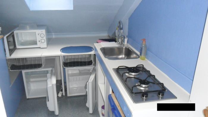 Kitch 3è étage commune avec deux frigos , un four élec, deux gaz ,