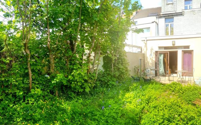 Le jardin arboré et privatif cache dans son fond, à gauche de l'image, un chalet sur deux niveaux, aussi bien carrelé qu’électrifié ⟢⟡⟣ ⟢⟡⟣ De private, beboste tuin verbergt, helemaal achteraan buiten beeld, een chalet van twee verdiepingen, zowel betegeld als geëlektrificeerd ⟢⟡⟣ ⟢⟡⟣ The private, wooded garden at the far end of the picture hides a two-storey chalet, as well tiled as electrified.