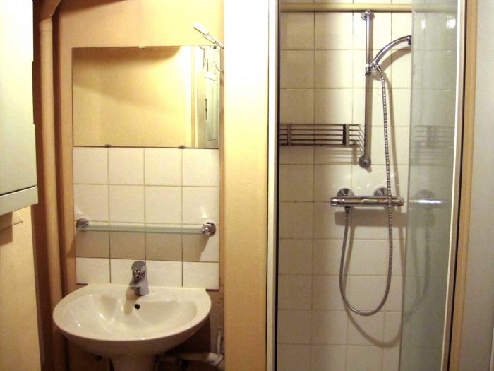 La douche personnelle avec lavabo et radiateur 🔥 Persoonlijke douche met wastafel en radiator 💦 Personal shower with washbasin and radiator.