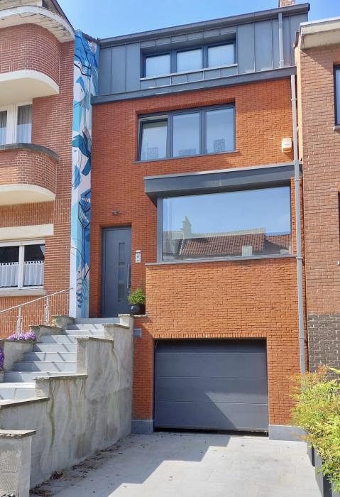 la maison rue au Bois, le studio est au dernier étage (deuxième) ;
front facade of the house with the studio at last floor (2nd floor)