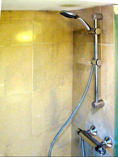 🌅 FR 🎇Une douche aux tons chauds qui te donne l’illusion d’être en Amazonie… sans les moustiques ni le billet d’avion 🎇 NL 🌅 Je sluit je ogen... en plots zit je in een reclame voor tropische douchegel. Alleen: je moet wel zelf inzepen 🌅 EN 🎇 It's not a shower, it's a tropical escape. The only thing missing? A monkey stealing your towel.