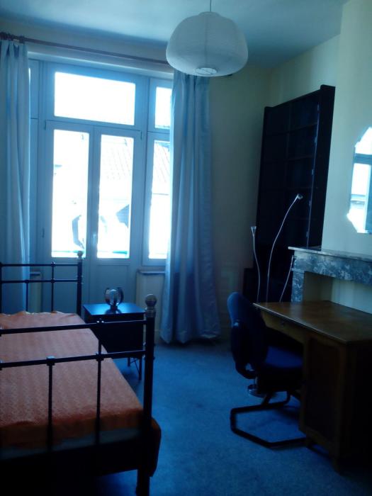 chambre en façade - room on the front with balcony
