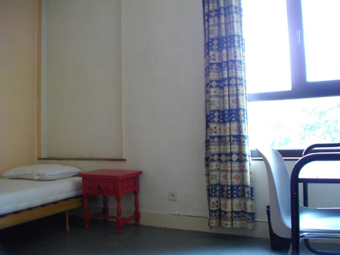 chambre moyenne de 12m2 au 2 ième et 3 ième etage a 340€+60€ch=400€tcc€ tcc
