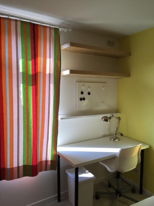 bureau avec table, chaise, étagères, lampe, wifi,