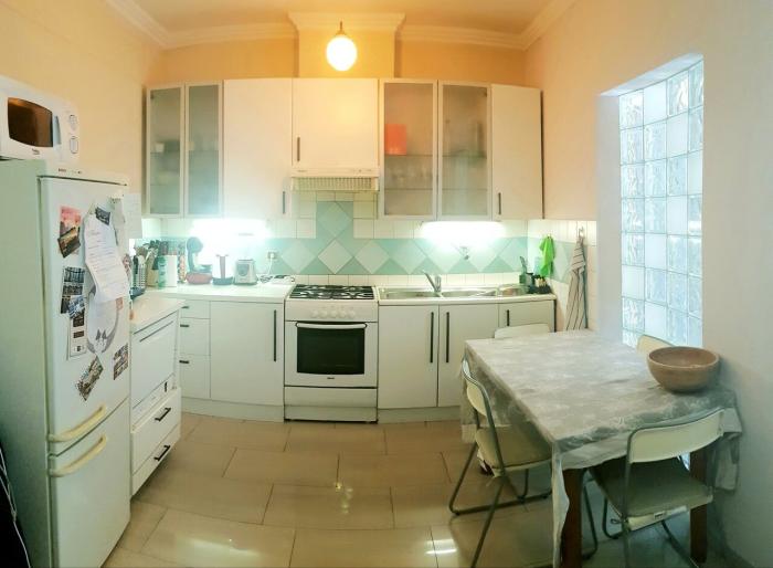 Le mur de verre rajoute du tonus à la cuisine entièrement équipée, munie d'un lave-vaisselle à gauche ⟢⟡⟣ ⟢⟡⟣ De glasblokken geven de volledig uitgeruste keuken, inclusief de vaatwasser langs de linker kant, extra pit ⟢⟡⟣ ⟢⟡⟣ Glass blocks add liveliness to the fully equipped kitchen, with a dishwasher on the left.