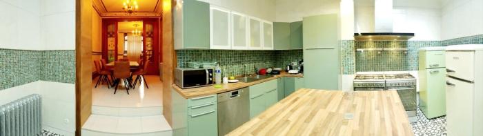 🩵 FR 💛 Le haut de gamme flirte avec l’élégance classique...La cuisine, la salle-à-manger et le salon forment un trio chic  Het hedendaags topdesign samensmelt met klassieke elegantie… 🎨 NL 🥑 De keuken, eetkamer en woonkamer vormen samen een stijlvol geheel. Sleek contemporary vibes meet timeless elegance…🍏 EN 🥝 The kitchen flows into a dining room and living space that breathe warmth