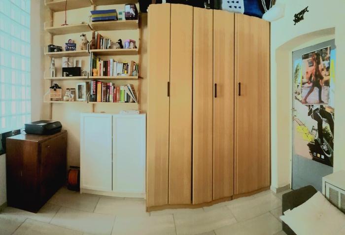 Sous les étagères peut se placer un deuxième bureau ⟢⟡⟣ ⟢⟡⟣ Een tweede bureau kan onder de legplanken geplaatst worden ⟢⟡⟣ ⟢⟡⟣ A second desk can be placed under the shelves.