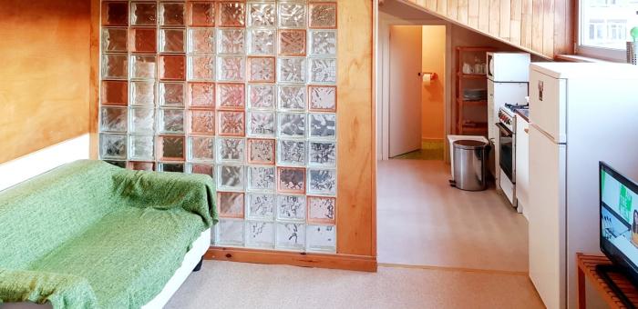 🔰FR 📗 Une cloison de verre pour séparer sans enfermer, et une cuisine prête à recevoir vos envies. 📗 NL🔰 Een glazen wand die licht laat leven, en een keuken waar eenvoud en functie samenkomen 🔰EN 📗 A glass wall diffuses the light, while the kitchen invites both calm and creation.