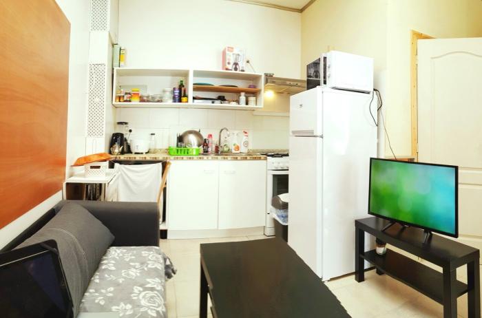 Le canapé-lit permet de reposer deux invités de passage à Bruxelles 👥 De slaapbank biedt plaats aan twee gasten die Brussel bezoeken 👥 The sofa bed allows two guests to rest in Brussels.