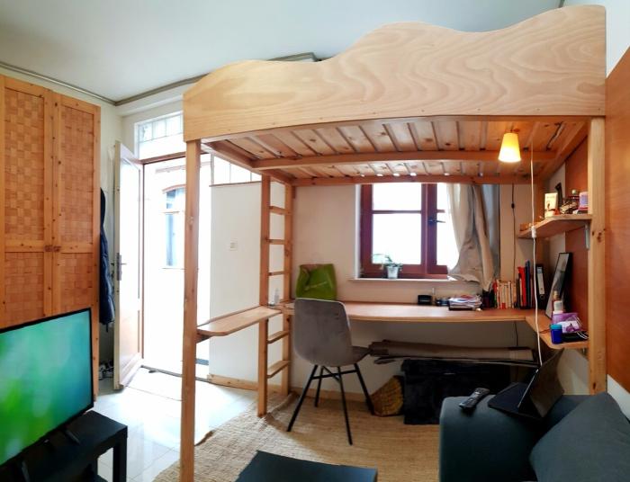 Assis à son bureau, on tente d'atteindre ses buts rêveurs. Sur la mezzanine on les rêve profondément 💤 Zittend aan je bureau, probeer je je doelen te bereiken. Op de mezzanine veranderen ze in diepe dromen 💤 Sitting at your desk, you try to achieve your dreamy goals. In the mezzanine you dream them deeply.