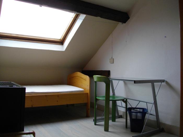 petite chambre de 9m2 au 4 ième étage
